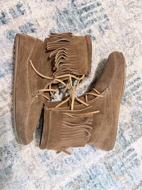 Minnetonka Genuine Suede Fringe Moccasin Boots - Brown - Women's 6  🤎